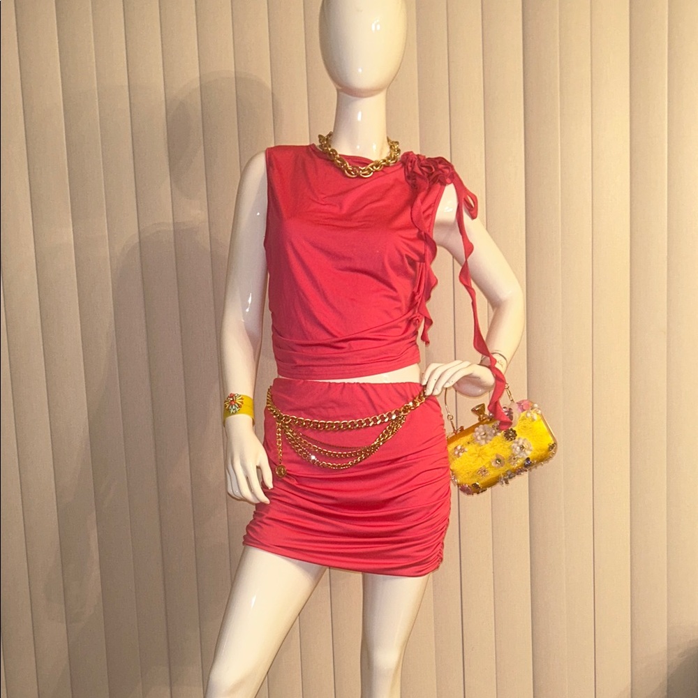 Chic Pink Ruched 2pcs skirt suit with Gold Chain Accents - Picture 2 of 6